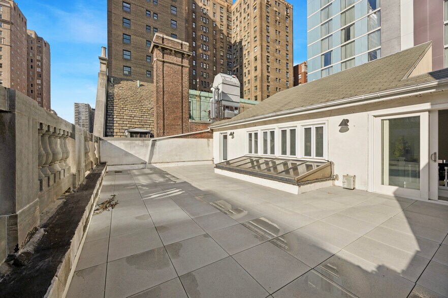 More Photos Of 1631-1633 Locust St, Philadelphia Office For Lease