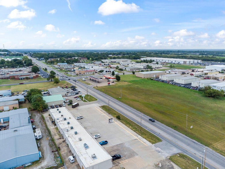 More Photos Of 800-804 S 9th St, Broken Arrow Unknown For Lease