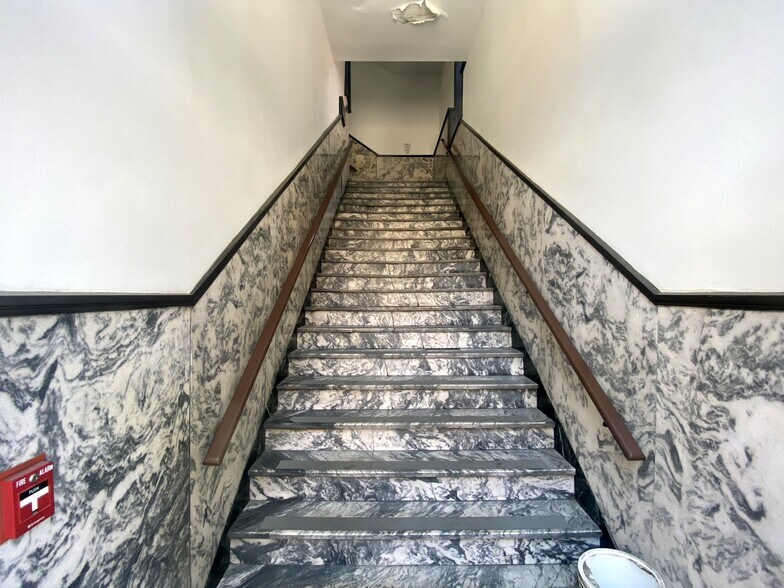 More Photos Of 528 Main St, Evansville Office For Sale