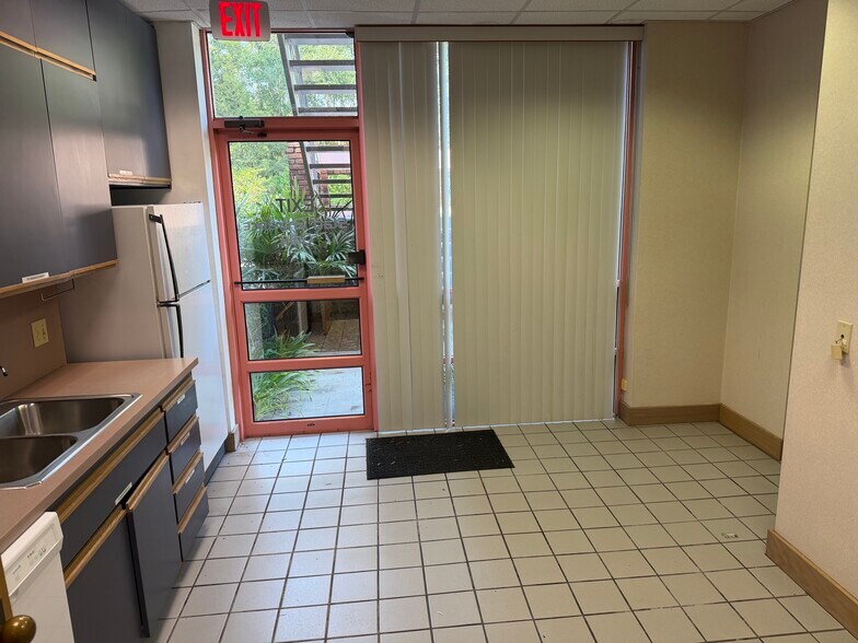 More Photos Of 2700 NW 43rd St, Gainesville Office For Lease