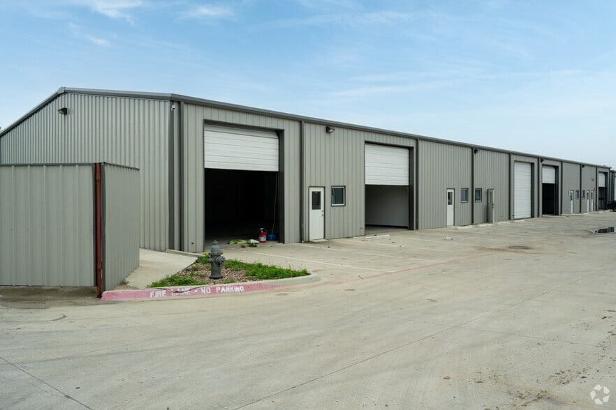 More Photos Of 901 Eight Twenty Blvd, Fort Worth Warehouse For Lease