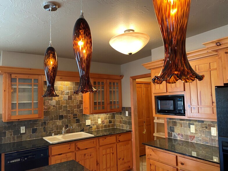 More Photos Of 173 Frontage Rd, South Fork Freestanding For Lease