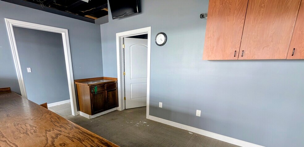 More Photos Of 832 S Main St, Lapeer Freestanding For Lease