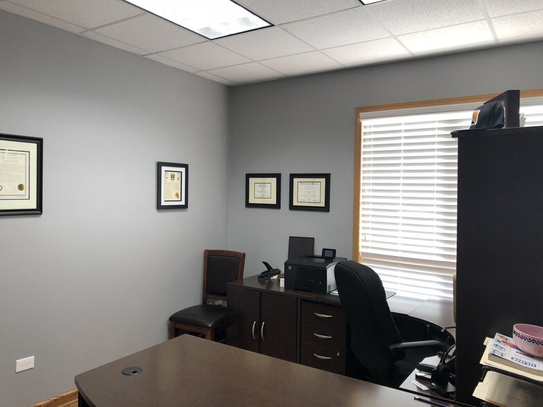 More Photos Of 820 E Terra Cotta Ave, Crystal Lake Office For Sale