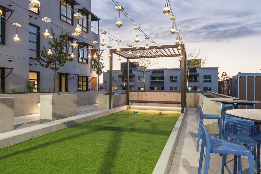 More Photos Of 6933 Santa Monica Blvd, Los Angeles Apartments For Lease