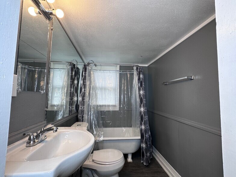 More Photos Of 1106 Esplanade St, Marshall Apartments For Sale