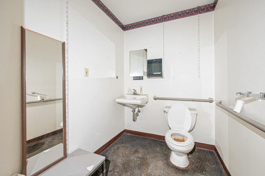 More Photos Of 1508-1574 N Mitchell St, Cadillac General Retail For Sale