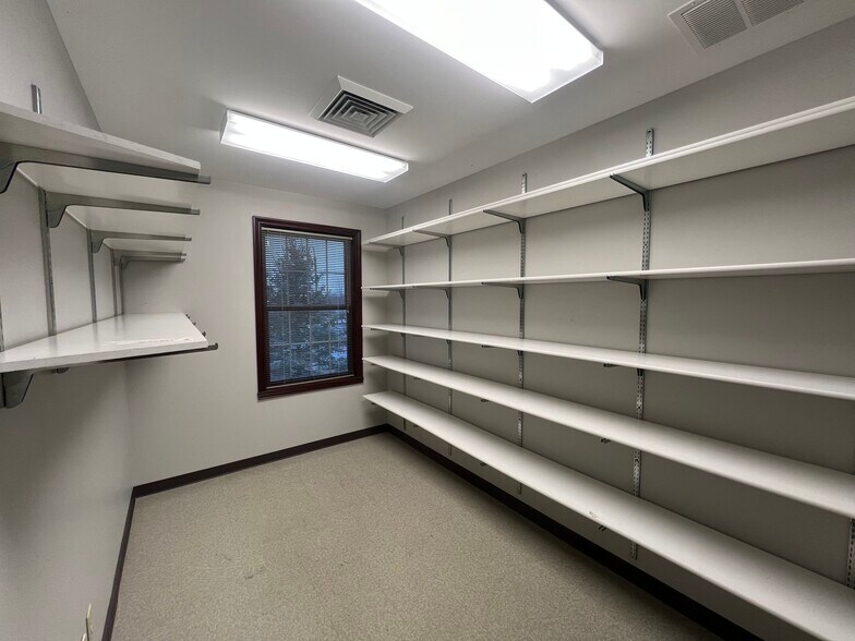 More Photos Of 1620 W Oak St, Zionsville Office For Lease