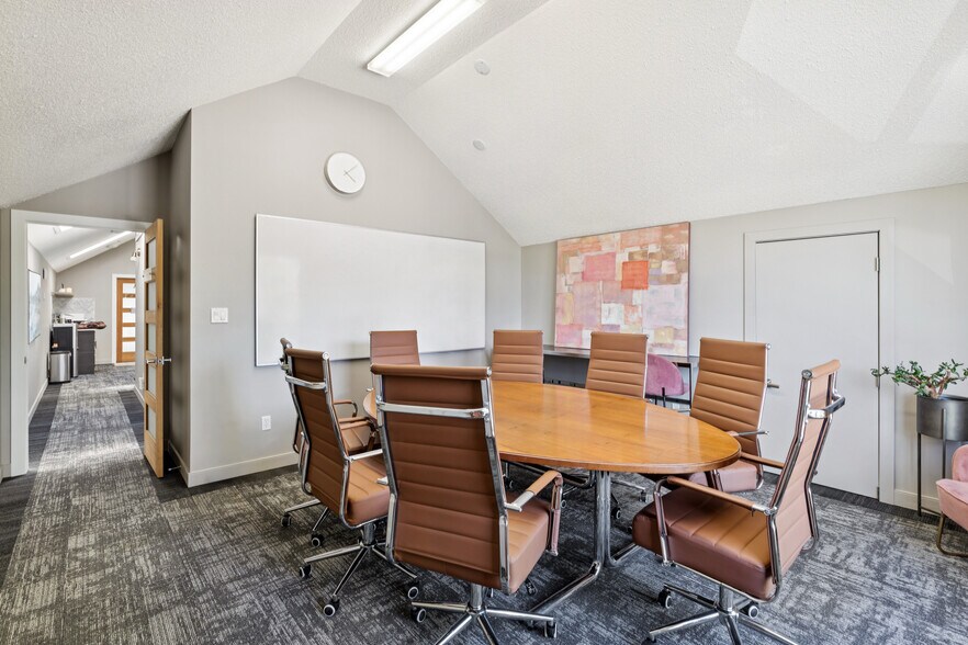 More Photos Of 2632 Crowchild Trl SW, Calgary Office For Sale