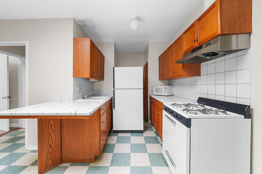 More Photos Of 5812 Venice Blvd, Los Angeles Showroom For Sale