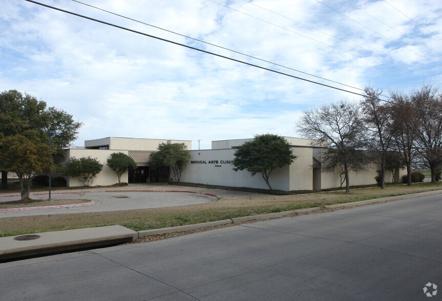 More Photos Of 800 S Chatfield St, Ennis Office For Sale