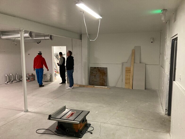 More Photos Of 258 E 5th St, Nederland Industrial For Sale