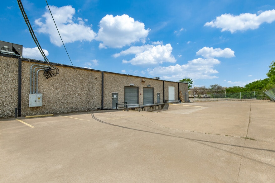More Photos Of 1467-1471 Prudential Dr, Dallas Warehouse For Sale