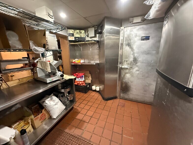 More Photos Of 220 N 10th St, Philadelphia Storefront Retail Residential For Lease