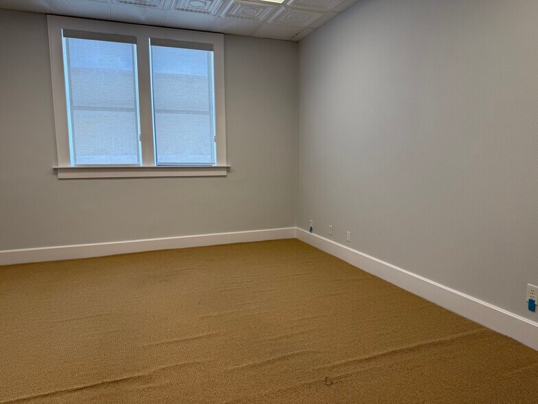 More Photos Of 113 E 3rd St, Taylor Storefront Retail Office For Lease