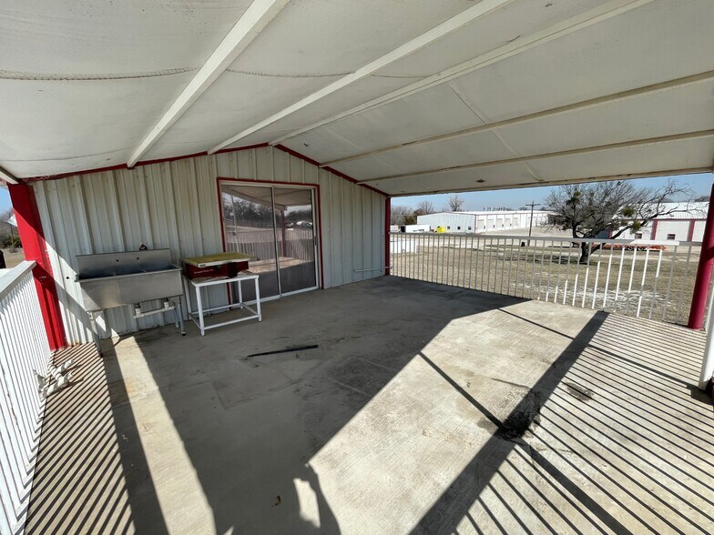 More Photos Of 734 FM 2048, Boyd General Retail For Lease