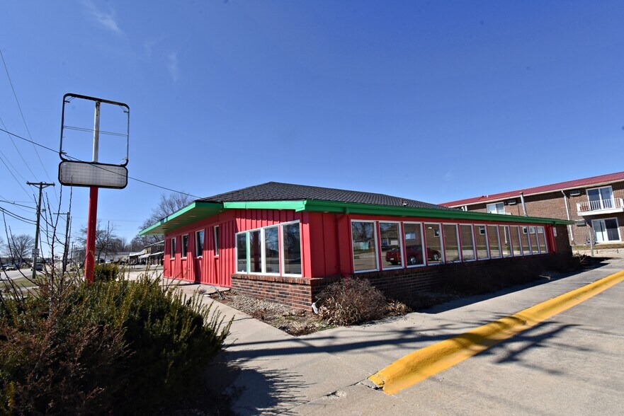 More Photos Of 1640 1st St W, Independence Freestanding For Sale