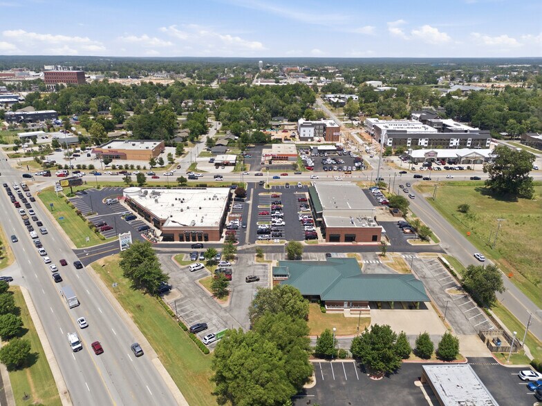 More Photos Of 201 SW 14th St, Bentonville Unknown For Lease