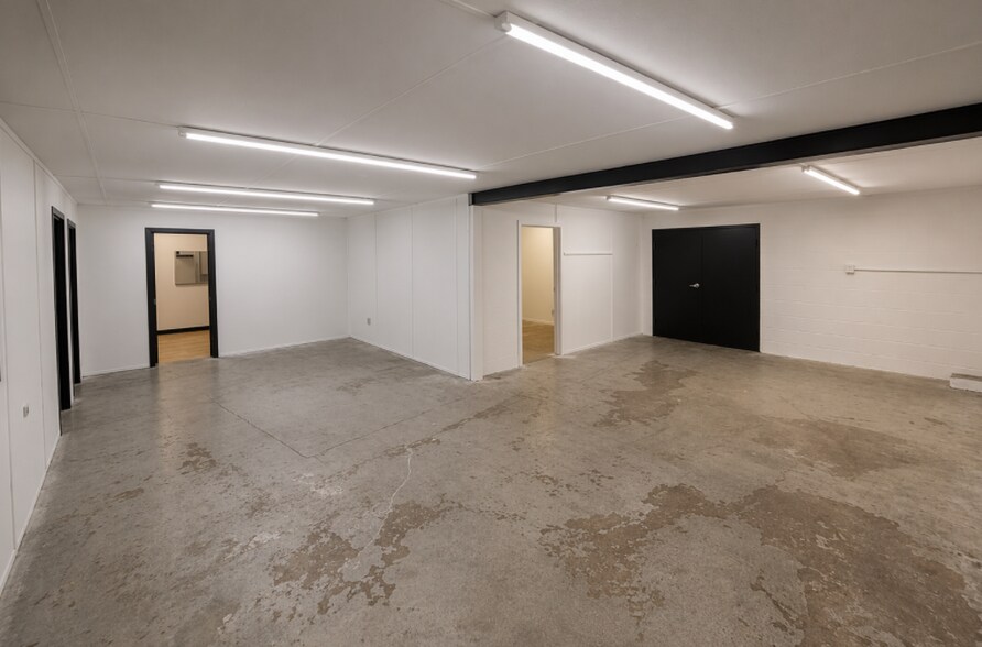 More Photos Of 5306-5312 N Keystone Ave, Indianapolis Showroom For Lease