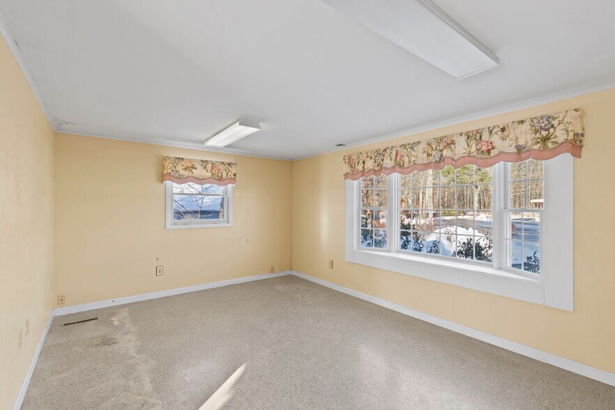 More Photos Of 428 NH-108, Somersworth Veterinarian Kennel For Sale