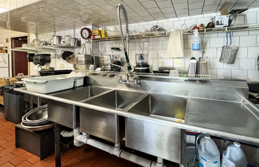 More Photos Of 337 N Liberty Dr, Tomkins Cove Restaurant For Sale