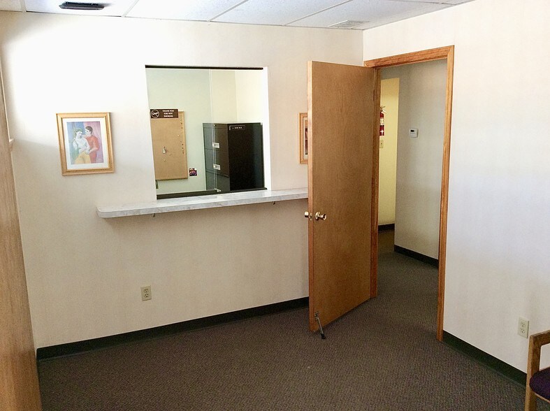 More Photos Of 25400-25430 Goddard Rd, Taylor Medical For Sale