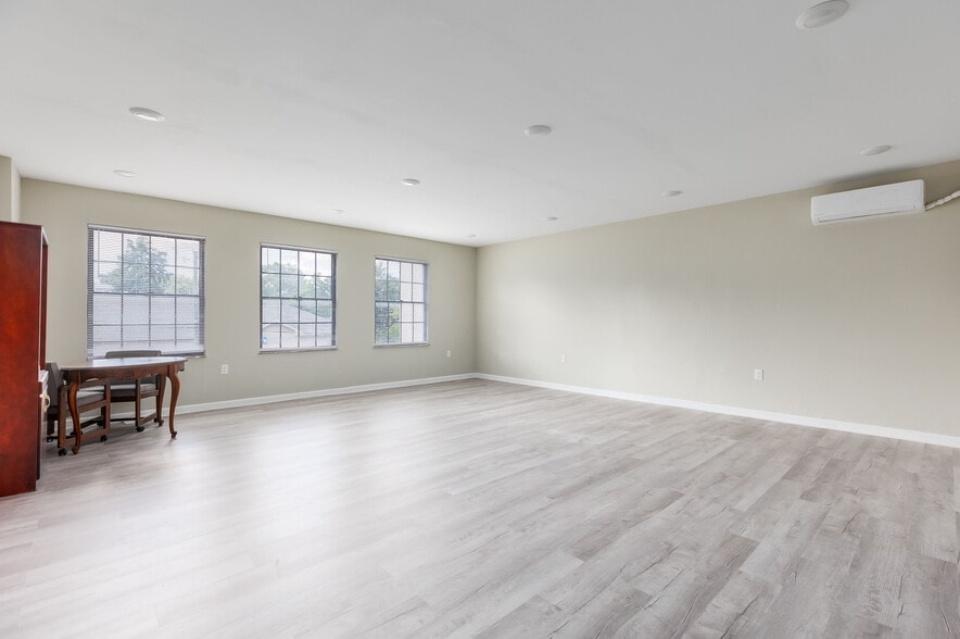 More Photos Of 2631 Erie Ave, Cincinnati Office For Lease