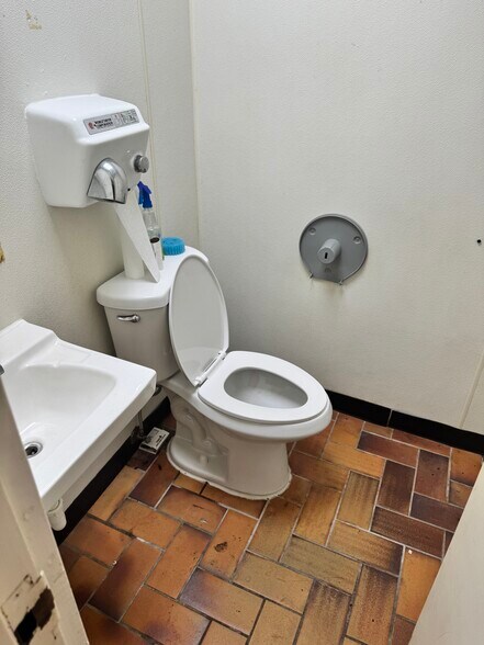 More Photos Of 902 W Panola St, Carthage Freestanding For Lease