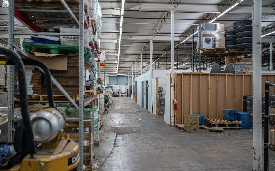 More Photos Of 5107 W University Blvd, Jacksonville Warehouse For Lease