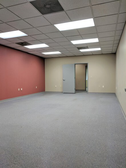 More Photos Of 901 W Main St, El Paso Office For Sale