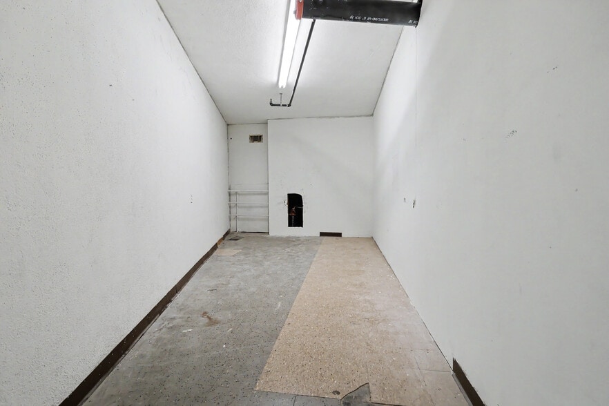 More Photos Of 312 E Main St, Grand Prairie Showroom For Lease