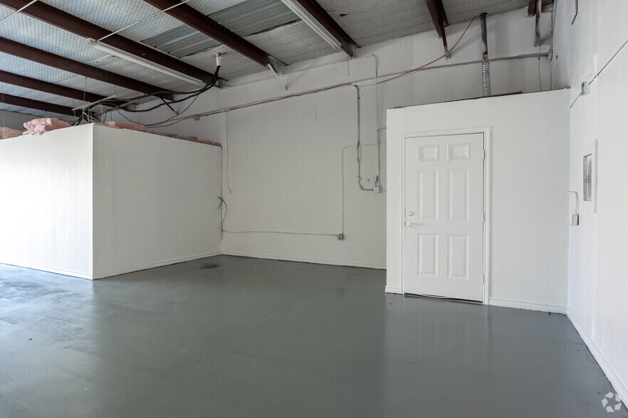More Photos Of 1228 W Scyene Rd, Mesquite Unknown For Lease