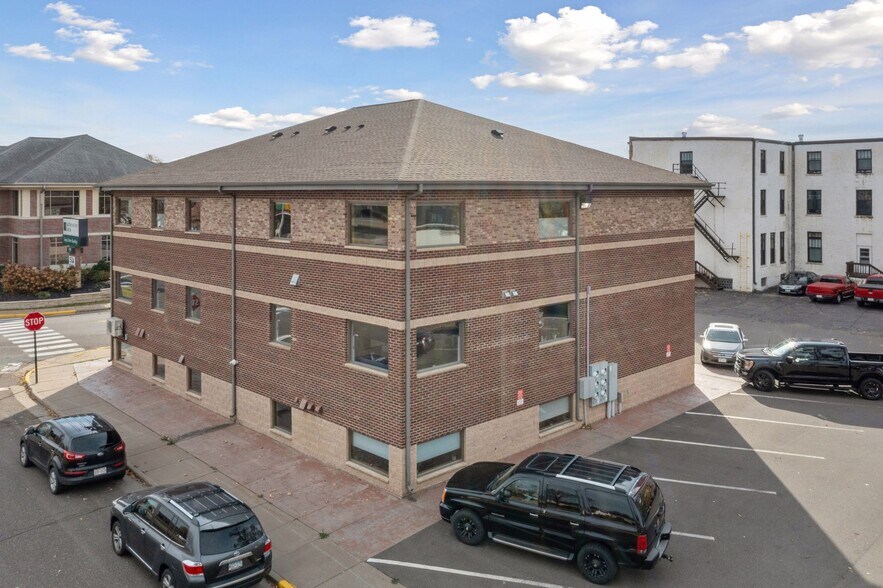 More Photos Of 307 N Cascade St, Osceola Medical For Lease