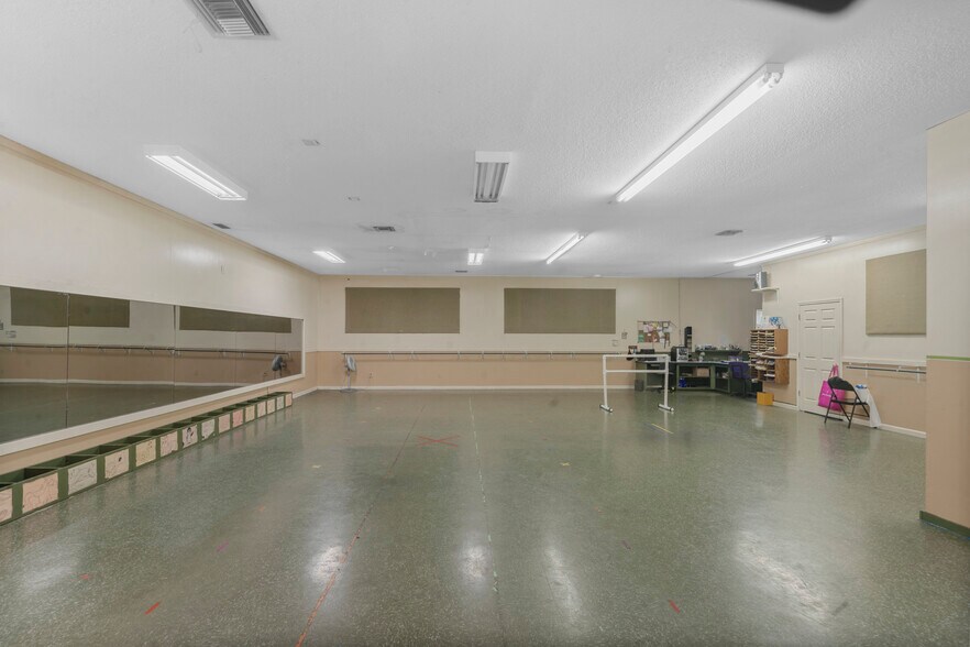 More Photos Of 2180 Northwest Blvd, Newton Medical For Sale