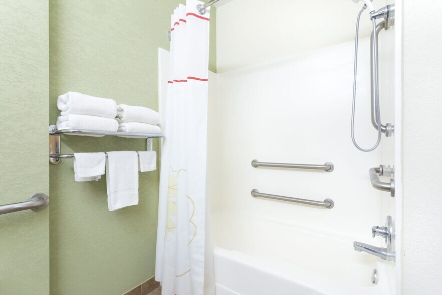 More Photos Of 1323 E King Ave, Kingsland Hotel For Sale