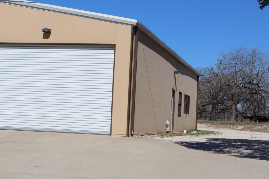 More Photos Of 1808 Barnett Dr, Weatherford Warehouse For Lease