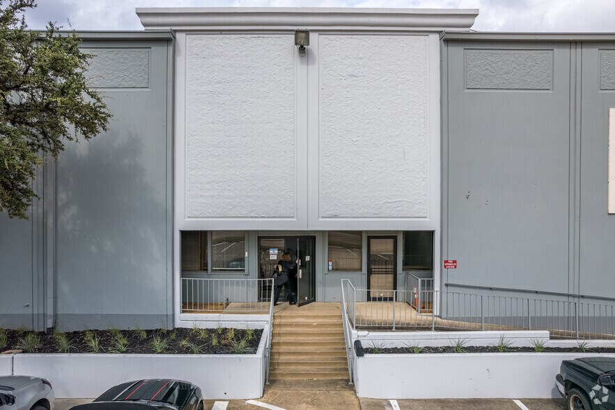 More Photos Of 1200-1210 W Crosby Rd, Carrollton Warehouse For Lease