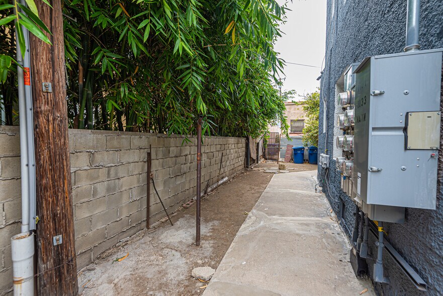 More Photos Of 1131 Lodi Pl, Los Angeles Apartments For Sale