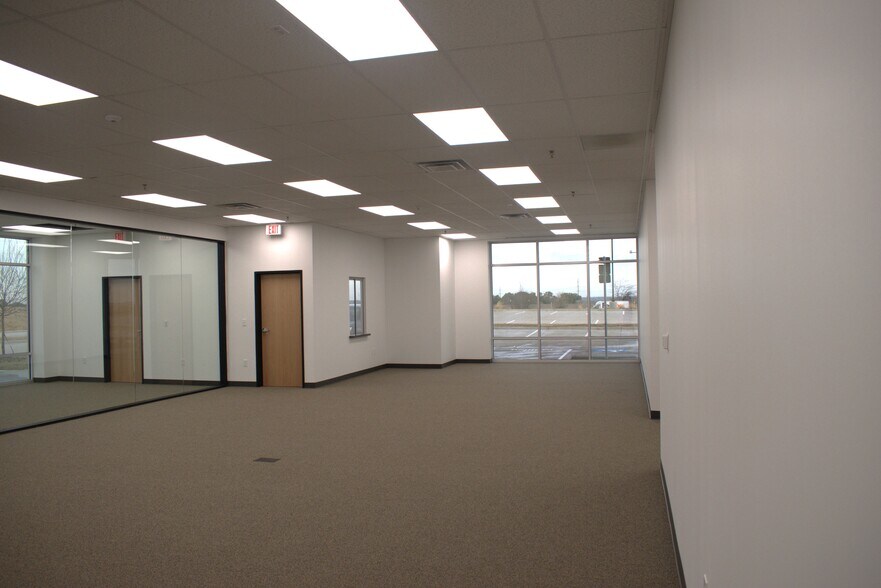 More Photos Of 9449 Silver Creek Rd, Fort Worth Warehouse For Lease