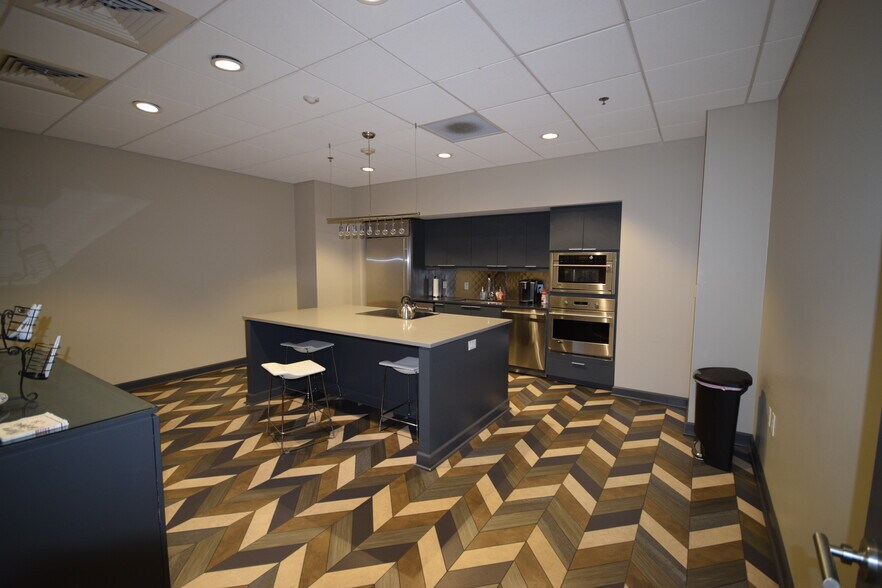 More Photos Of 5 Statehouse Plz, Little Rock Office For Sale