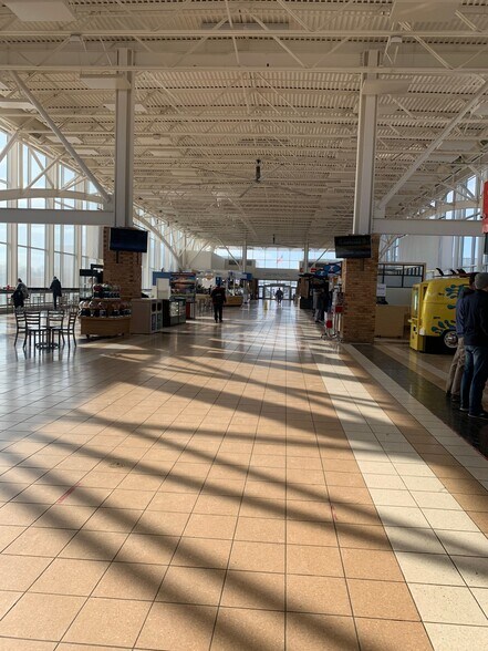 More Photos Of 13783 W Oasis Service Rd, Lake Forest Freestanding For Lease