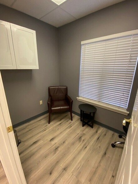More Photos Of 601 N Shore Dr, Jeffersonville Medical For Sale