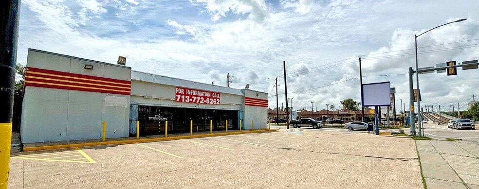 Primary Photo Of 1902 N Main St, Houston Storefront For Sale