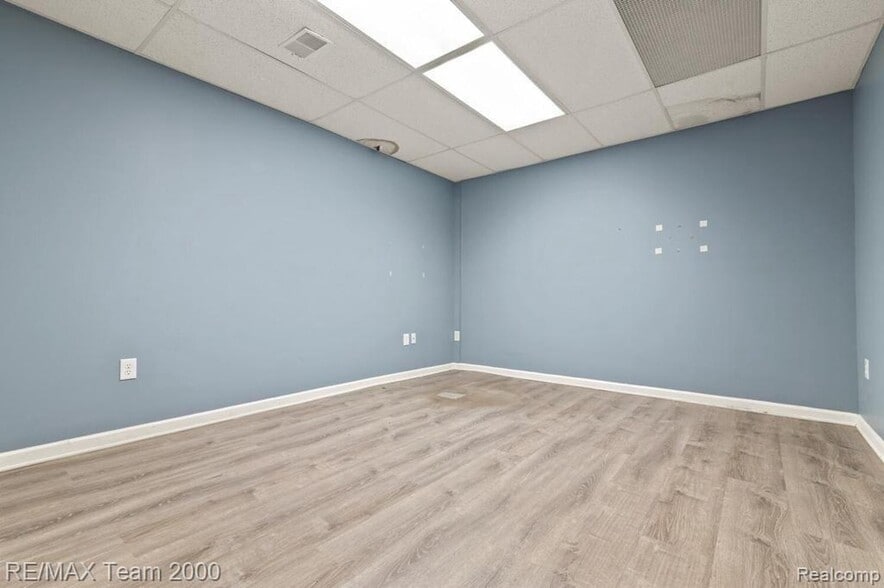 More Photos Of 5153 S Beech Daly St, Dearborn Heights Freestanding For Lease