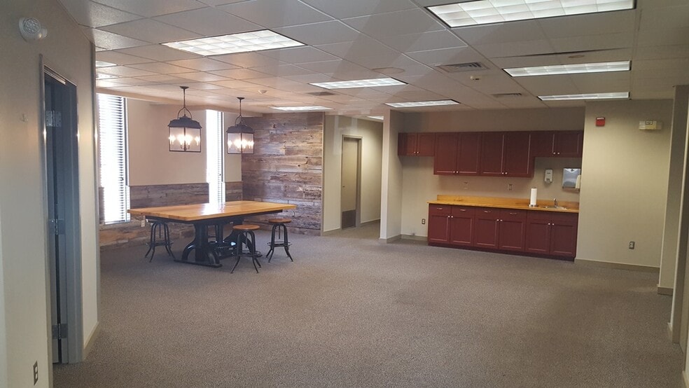 More Photos Of 179 Cross Rd, Waterford Service For Lease