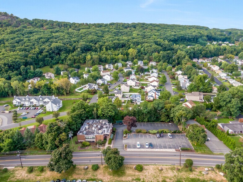 More Photos Of 171 Ramapo Rd, Garnerville Office For Lease