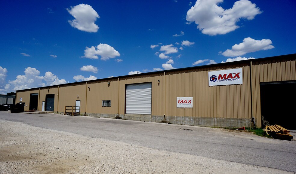 More Photos Of 18 Indian Meadows Dr, Round Rock Warehouse For Lease