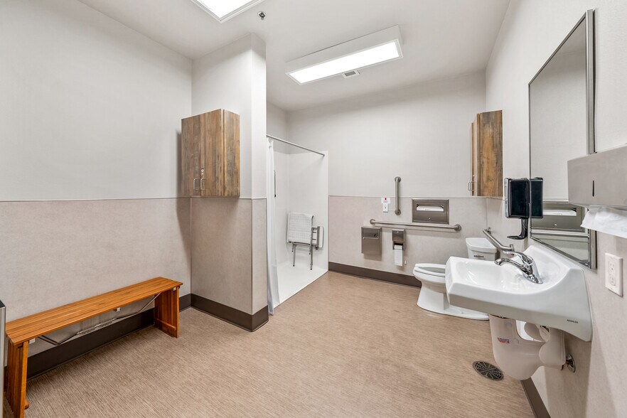 More Photos Of 2166 NW Vine St, Grants Pass Medical For Sale
