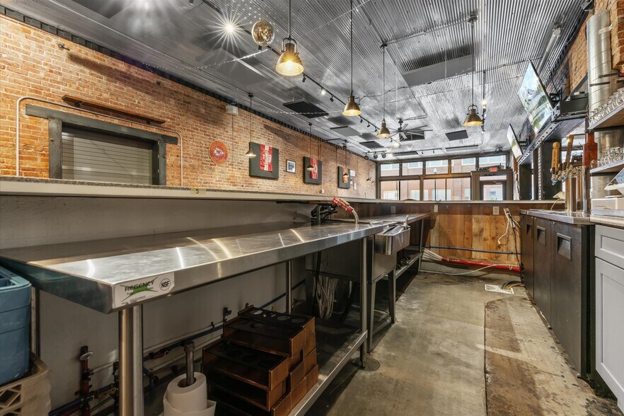 More Photos Of 451 S Thompson Ave, Excelsior Springs Bar For Sale