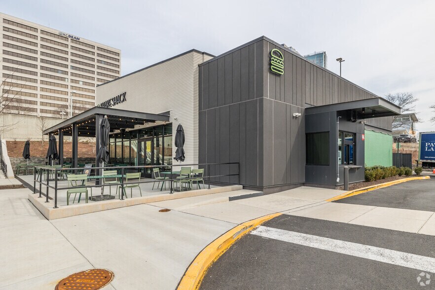 Primary Photo Of 8361 Leesburg Pike, Vienna Fast Food For Sale